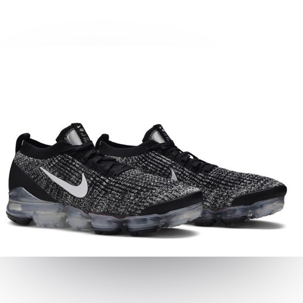 Nike Women's Black and Gray Athletic Shoes